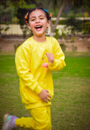 Yellow Girls' Sweatshirt (Ages 6-12) with Trendy Fleemango Print – Stylish & Cozy